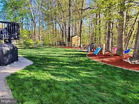 Exterior - 8373 Magic Leaf Rd, Springfield, VA 22153 photo 13 of 19