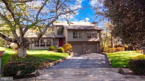 9431 Talisman Dr, Vienna, VA 22182