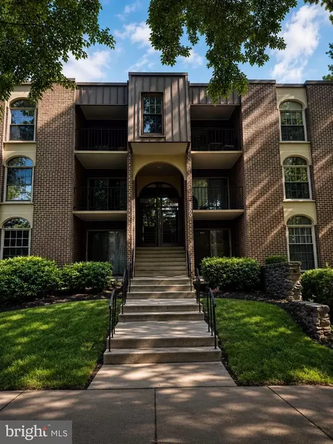 3300 Woodburn Village Dr #31, Annandale, VA 22003