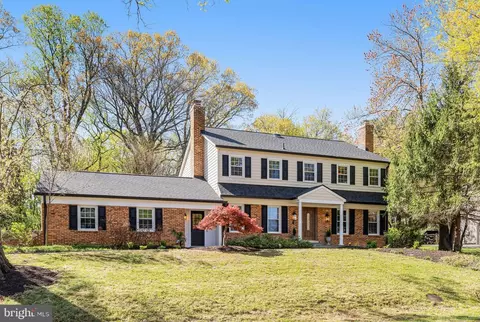 10305 Hunt Country Ln, Vienna, VA 22182