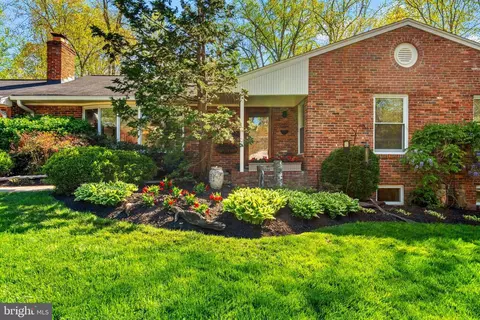 9025 Charles Augustine Dr, Alexandria, VA 22308