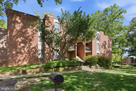 3310 Woodburn Village Dr #14, Annandale, VA 22003