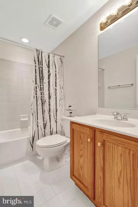 Bath - 6247 Rolling Spring Ct, Springfield, VA 22152 photo 6 of 6