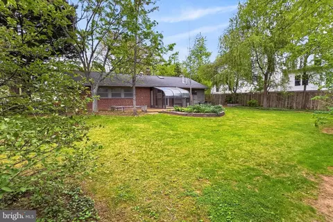 Exterior - 5509 Inverchapel Rd, Springfield, VA 22151 photo 10 of 11