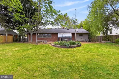 Exterior - 5509 Inverchapel Rd, Springfield, VA 22151 photo 9 of 11