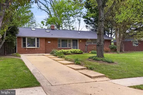 Exterior - 5509 Inverchapel Rd, Springfield, VA 22151 photo 2 of 11