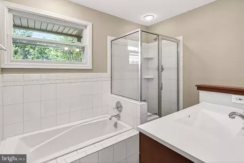 Bath - 5509 Inverchapel Rd, Springfield, VA 22151 photo 2 of 3