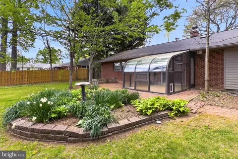 Exterior - 5509 Inverchapel Rd, Springfield, VA 22151 photo 7 of 11
