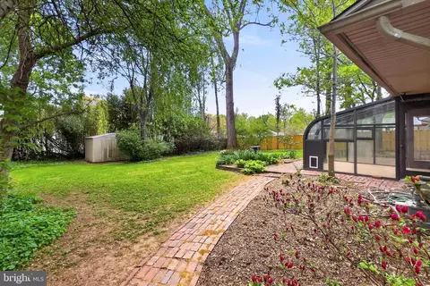 Exterior - 5509 Inverchapel Rd, Springfield, VA 22151 photo 8 of 11