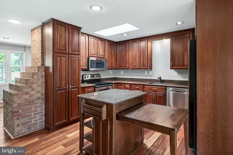 Kitchen - 5509 Inverchapel Rd, Springfield, VA 22151 photo 2 of 4
