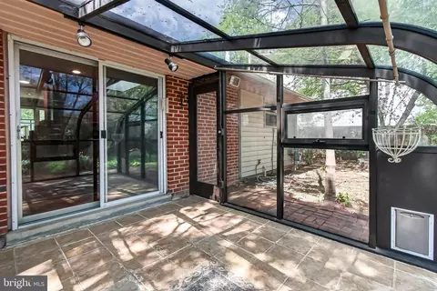Exterior - 5509 Inverchapel Rd, Springfield, VA 22151 photo 3 of 11