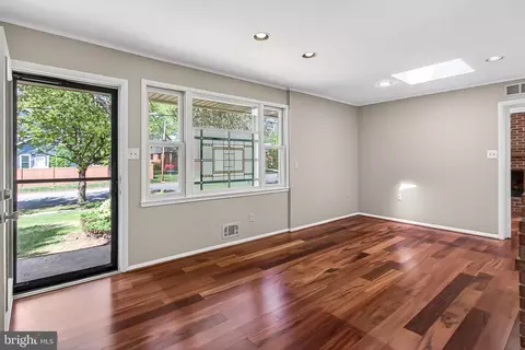Living - 5509 Inverchapel Rd, Springfield, VA 22151 photo 1 of 6