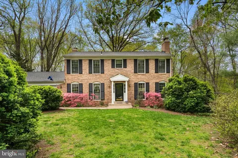 10505 Adel Rd, Oakton, VA 22124