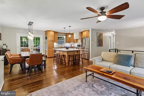 2003 Rampart Dr, Alexandria, VA 22308