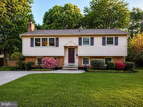 2003 Rampart Dr, Alexandria, VA 22308