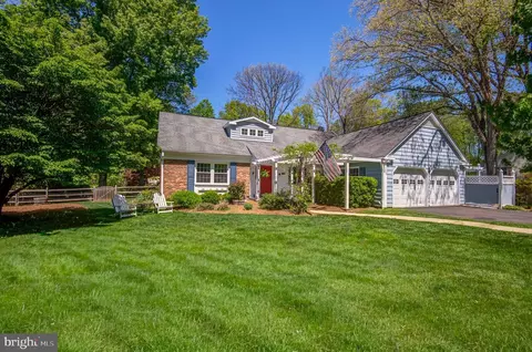 1813 Horseback Trl, Vienna, VA 22182