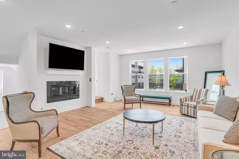4975 Longmire Way, Chantilly, VA 20151