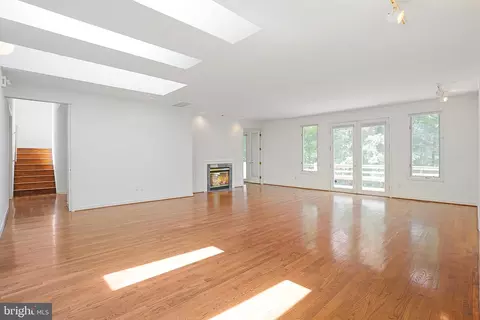 Living - 926 Saigon Rd, Mclean, VA 22102 photo 2 of 13