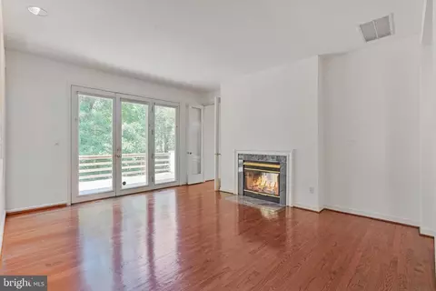 Living - 926 Saigon Rd, Mclean, VA 22102 photo 6 of 13
