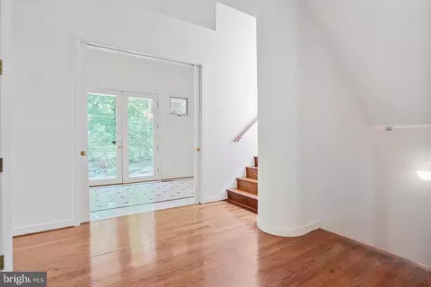 Entry Way - 926 Saigon Rd, Mclean, VA 22102 photo 2 of 4