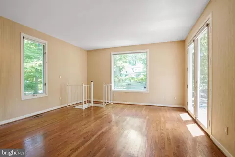 Living - 926 Saigon Rd, Mclean, VA 22102 photo 9 of 13