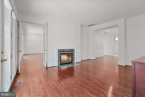 Living - 926 Saigon Rd, Mclean, VA 22102 photo 7 of 13