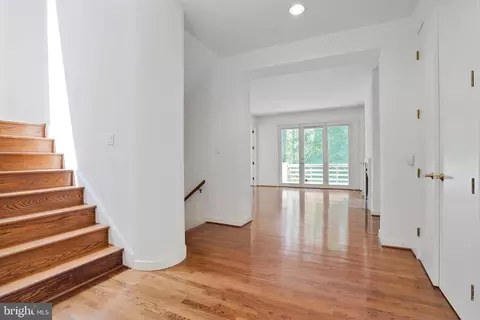 Entry Way - 926 Saigon Rd, Mclean, VA 22102 photo 3 of 4