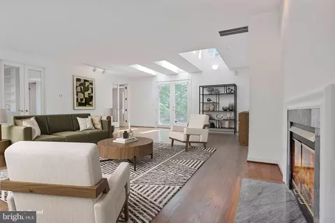 Living - 926 Saigon Rd, Mclean, VA 22102 photo 3 of 13