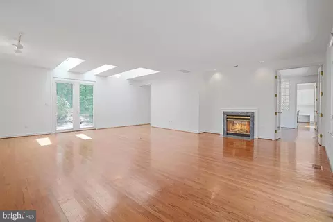 Living - 926 Saigon Rd, Mclean, VA 22102 photo 5 of 13