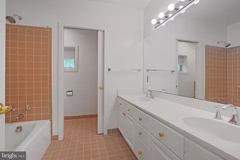Bath - 926 Saigon Rd, Mclean, VA 22102 photo 3 of 3