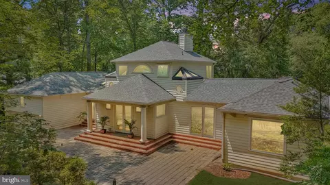 Exterior - 926 Saigon Rd, Mclean, VA 22102 photo 6 of 9