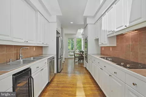 Entry Way - 926 Saigon Rd, Mclean, VA 22102 photo 4 of 4