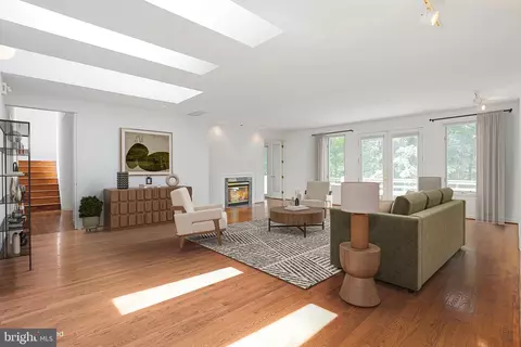 Living - 926 Saigon Rd, Mclean, VA 22102 photo 1 of 13
