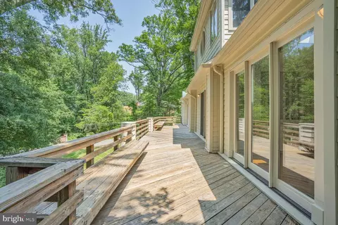 Exterior - 926 Saigon Rd, Mclean, VA 22102 photo 5 of 9