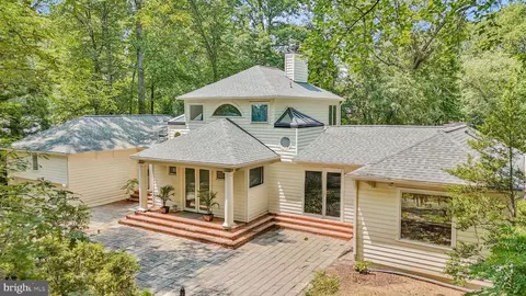Exterior - 926 Saigon Rd, Mclean, VA 22102 photo 2 of 9