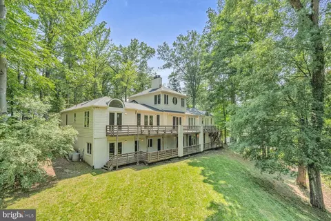 Exterior - 926 Saigon Rd, Mclean, VA 22102 photo 7 of 9