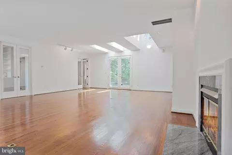 Living - 926 Saigon Rd, Mclean, VA 22102 photo 4 of 13