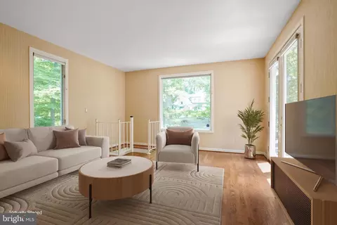 Living - 926 Saigon Rd, Mclean, VA 22102 photo 8 of 13