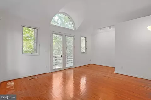 Living - 926 Saigon Rd, Mclean, VA 22102 photo 10 of 13