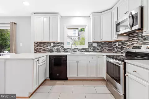 Kitchen - 6450 Old Chesterbrook Rd, Mclean, VA 22101 photo 4 of 6