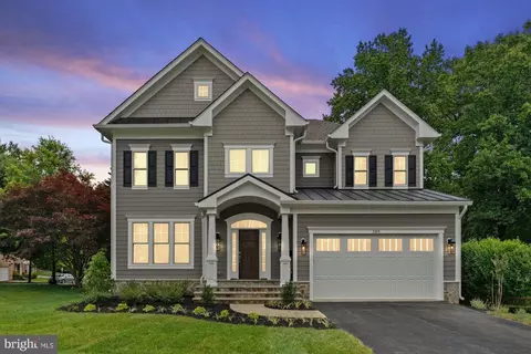 603 Valley Dr SE, Vienna, VA 22180