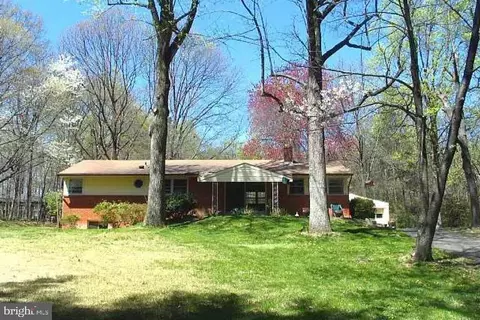 5440 Summit St, Centreville, VA 20120