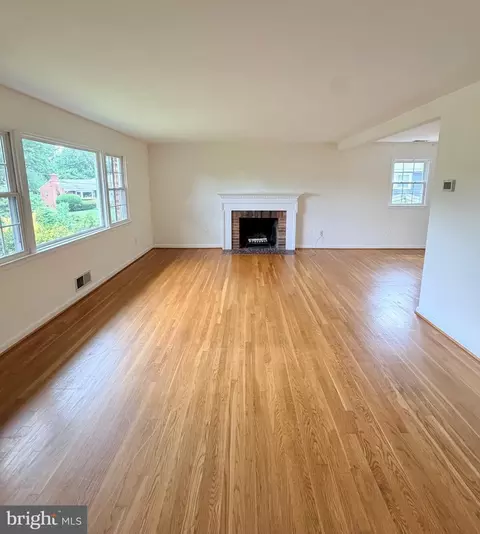 Living - 7100 Tyndale St, Mclean, VA 22101 photo 2 of 7