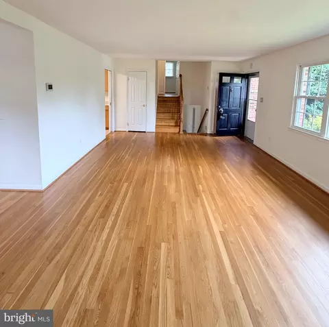 Living - 7100 Tyndale St, Mclean, VA 22101 photo 4 of 7