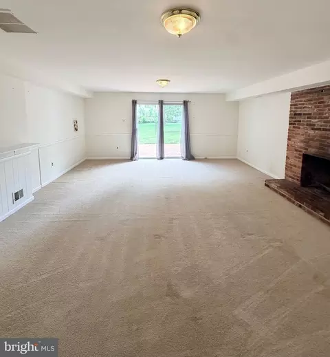 Living - 7100 Tyndale St, Mclean, VA 22101 photo 5 of 7