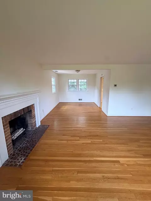 Living - 7100 Tyndale St, Mclean, VA 22101 photo 3 of 7