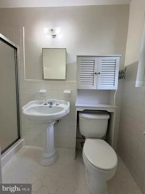 Bath - 7100 Tyndale St, Mclean, VA 22101 photo 4 of 6