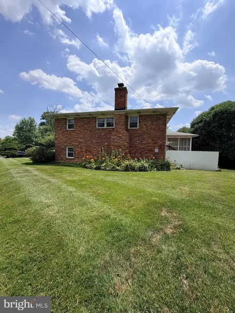 Exterior - 7100 Tyndale St, Mclean, VA 22101 photo 3 of 5