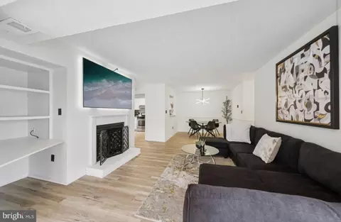 2209 Hunters Run Rd, Reston, VA 20191