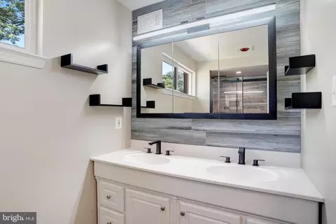 Bath - 5300 Kings Park Dr, Springfield, VA 22151 photo 2 of 4